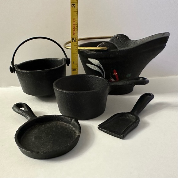 EUC VINTAGE MINIATURE CAST IRON COOKWARE 5pc SET - Picture 7 of 8